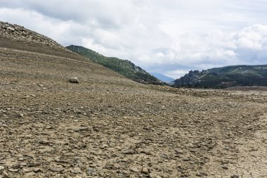 İspanya 'nın en güzel manzarası. Cantabrian Dağları' nın dramatik manzarası. Kanyonun dibindeki kurumuş nehir yatağı 