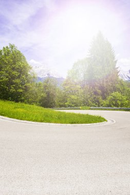Sabah sis İtalyan Alpleri'nde asfalt yol üzerinde. Görünüm gündoğumu, karayolu ile dağ Vadisi