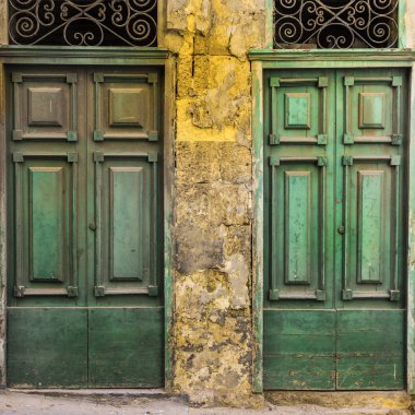 Valletta tarihi kesiminde geleneksel Malta kapı ile bina. Malta Adası üzerinde terk edilmiş bir eve giriş