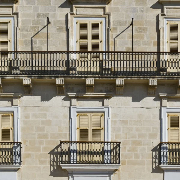 Geleneksel Malta windows Valletta tarihi bölümünde bina.
