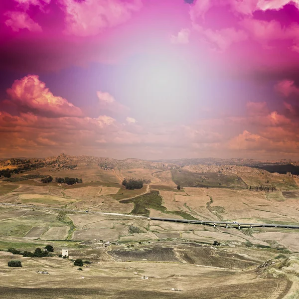 Landschap Van Siciliaanse Heuvels Bij Zonsopgang Asfaltweg Verhoogd Door Kolommen — Stockfoto