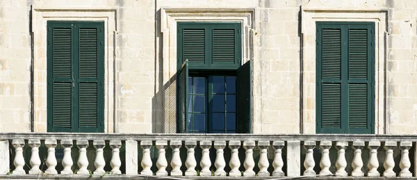 Geleneksel Malta windows Valletta tarihi bölümünde bina.