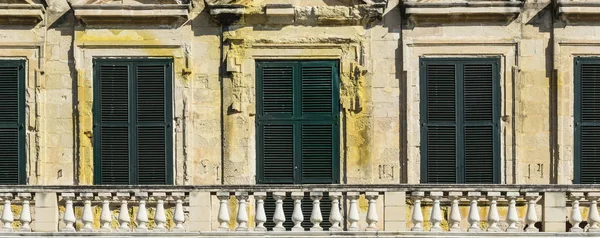 Geleneksel Malta windows Valletta tarihi bölümünde bina.
