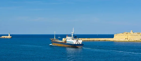 Cargo Ship Leaves Harbor Valletta Lighthouses Indicate Entrance Ports Malta — Stock Photo, Image