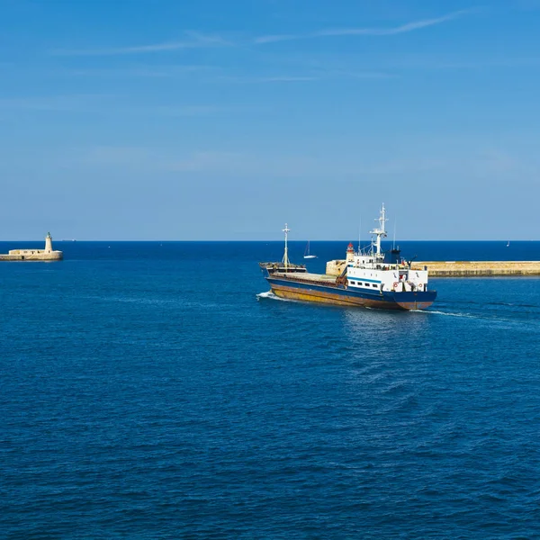 Nákladní Loď Opouští Přístav Valletta Majáky Označují Vstup Přístavů Maltě — Stock fotografie