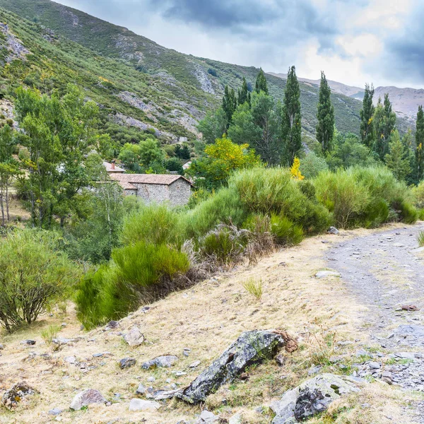 Hermoso Paisaje España Con Una Vista Espectacular Las Montañas Cantábricas —  Fotos de Stock