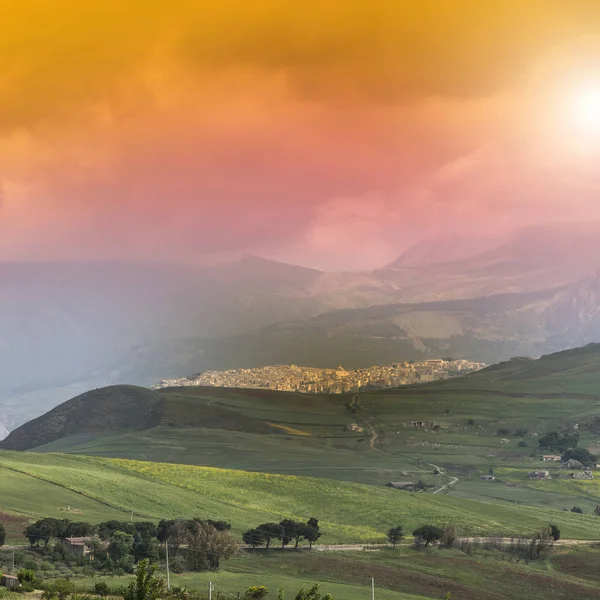 病気の山の中で中世の都市 日の出 フィールド 牧草地や太陽の光でシチリアの風景 — ストック写真
