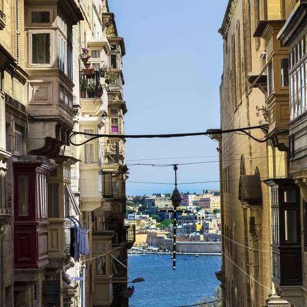 Typical Narrow Street Leading Sea Island Malta Buildings Traditional Colorful — Stock Photo, Image