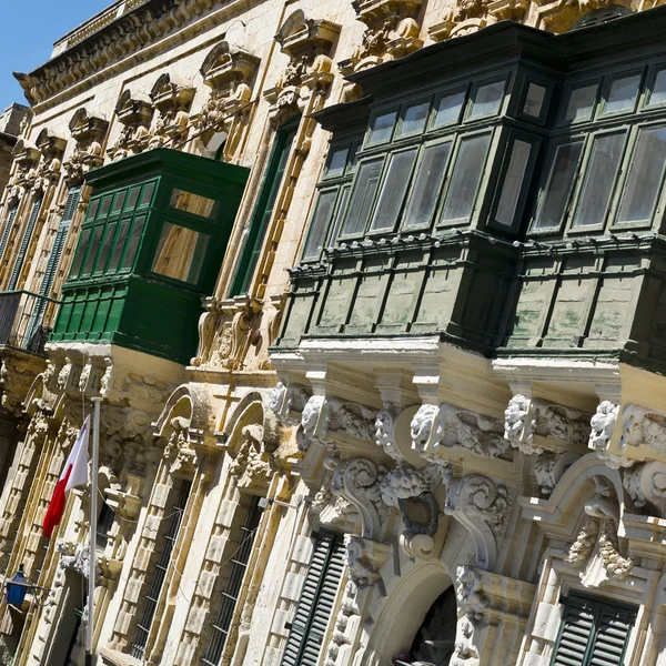 Typowy Wąskiej Uliczce Malcie Budynki Tradycyjnymi Kolorowymi Balkonami Maltański Historycznej — Zdjęcie stockowe