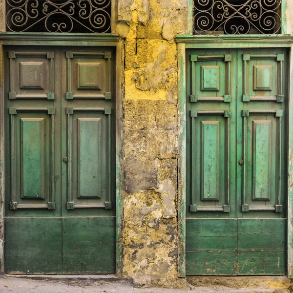 Valletta tarihi kesiminde geleneksel Malta kapı ile bina. Malta Adası üzerinde terk edilmiş bir eve giriş
