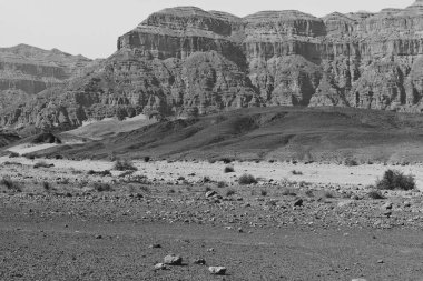 İsrail 'deki Negev Çölü' nün kayalık tepelerinde yalnızlık ve boşluk. Ortadoğu 'nun nefes kesici manzarası ve doğası. Siyah beyaz fotoğraf