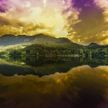 Avusturyalı yatay, ormanlar, çayırlar, alanları ve göl Grunlsee Alps arka plan üzerinde günbatımında çevreleyen otlak