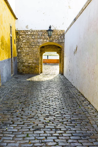 Nézd Régi Épületek Középkori Portugál Város Faro Szűk Utcában — Stock Fotó
