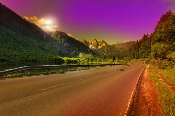 Morgennebel Über Asphaltstraße Österreichischer Landschaft Mit Wäldern Feldern Weiden Und — Stockfoto