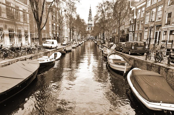 Miejski Scena Amsterdam Łodzi Wiele Rowerów Street View Rowery Zaparkowane — Zdjęcie stockowe