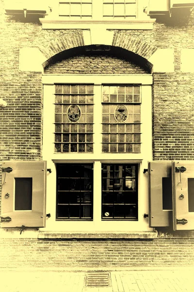 Janela Vidro Manchado Casa Tradicional Amsterdam Fachada Tijolo Vermelho Antiga — Fotografia de Stock