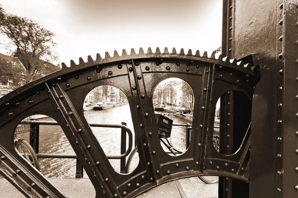 Detail Lifting Gear Drawbridge Canal Amsterdam Street View Bikes Boats — Stock Photo, Image