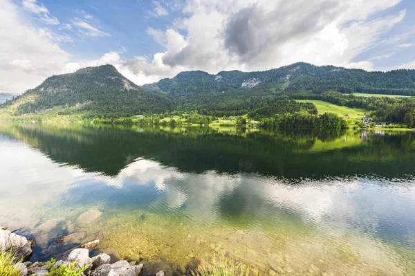 アルプスを背景に グルンゼー湖周辺の森林 牧草地とオーストリアの風景 — ストック写真