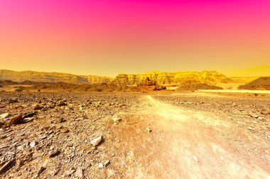 İsrail 'deki Negev Çölü' nün kayalık tepelerinin öfkeli renkleri. Gün batımında Ortadoğu 'nun nefes kesici manzarası ve doğası