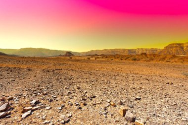 İsrail 'deki Negev Çölü' nün kayalık tepelerinin öfkeli renkleri. Gün batımında Ortadoğu 'nun nefes kesici manzarası ve doğası