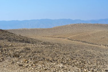 İsrail 'deki Negev Çölü' nün Rocky tepelerinin sonsuz ıssızlığı. Ortadoğu 'nun nefes kesici manzarası ve doğası.