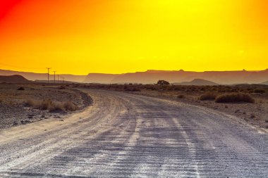 İsrail 'deki Negev Çölü' nün renkli kayalık tepeleri. Gün batımında Ortadoğu 'nun nefes kesici manzarası ve doğası