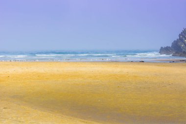 Portekiz Atlantik Okyanusu sahilinde sabah sisinde gün doğumunda. Portekiz 'in nefes kesici manzarası ve doğası, Batı Avrupa' da popüler seyahat merkezi.. 