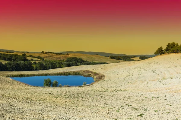 Vijver Voor Irrigatie Tussen Stoppels Velden Spanje Oogst Bij Zonsopgang — Stockfoto