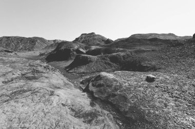 İsrail 'deki Negev Çölü' nün kayalık tepelerinde yalnızlık ve boşluk. Ortadoğu 'nun nefes kesici manzarası ve doğası. Siyah beyaz fotoğraf