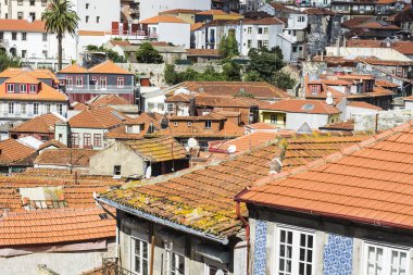 Bir Porto Portekiz cephe bazen seramik azulejo ile dekore edilmiş geleneksel ile şehrin tarihi merkezinin görünümü