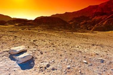 İsrail 'deki Negev Çölü' nün renkli kayalık tepeleri. Gün batımında Ortadoğu 'nun nefes kesici manzarası ve doğası