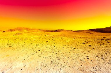 İsrail 'deki Negev Çölü' nün renkli kayalık tepeleri. Gün batımında Ortadoğu 'nun nefes kesici manzarası ve doğası