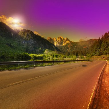 Sabah sis ormanları, alanları, otlaklar ve günbatımı deki meadows Avusturyalı peyzaj asfalt yol üzerinde