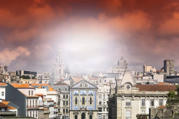 Widok Historyczne Centrum Miasta Porto Tradycyjnych Portugalskich Fasady Zdobią Ceramiczne — Zdjęcie stockowe