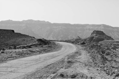 İsrail 'deki Negev Çölü' nün kayalık tepelerinde yalnızlık ve boşluk. Ortadoğu 'nun nefes kesici manzarası ve doğası. Siyah beyaz fotoğraf