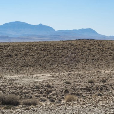 İsrail 'deki Negev Çölü' nün Rocky tepelerinin sonsuz ıssızlığı. Ortadoğu 'nun nefes kesici manzarası ve doğası.