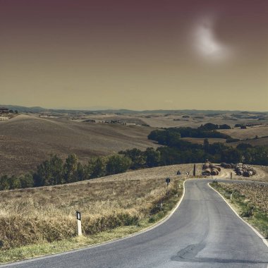 Ay ışığında hasat sonra alanlarındaki İspanya arasındaki asfalt yol. Nefes kesici manzara ve doğa İber Yarımadası'nın