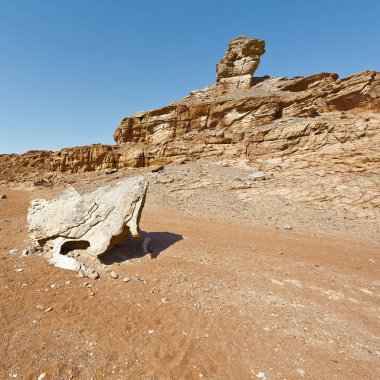 İsrail 'deki Negev Çölü' nün kayalık tepelerinin melankolik ve boşluğu. Ortadoğu 'nun nefes kesici manzarası ve doğası.