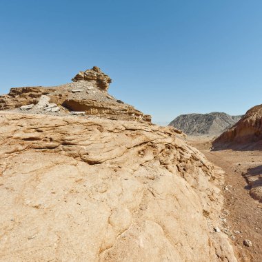 İsrail 'deki Negev Çölü' nün kayalık tepelerinin melankolik ve boşluğu. Ortadoğu 'nun nefes kesici manzarası ve doğası.