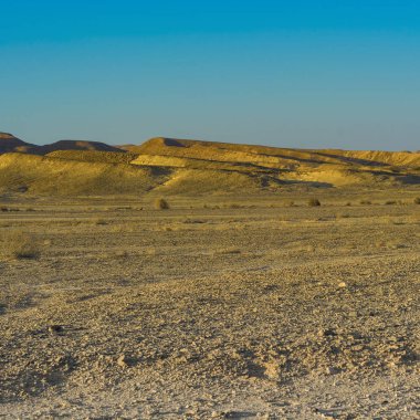 İsrail 'deki Negev Çölü' nün kayalık tepelerinde yalnızlık ve boşluk. Ortadoğu 'nun nefes kesici manzarası ve doğası.