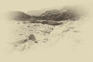 İsrail 'deki Negev Çölü' nün kayalık tepelerinde yalnızlık ve boşluk. Ortadoğu 'nun nefes kesici manzarası ve doğası. Siyah beyaz fotoğraf