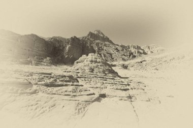 İsrail 'deki Negev Çölü' nün kayalık tepelerinde yalnızlık ve boşluk. Ortadoğu 'nun nefes kesici manzarası ve doğası. Siyah beyaz fotoğraf