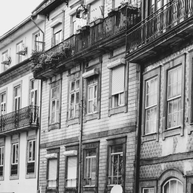 Porto şehrinin tarihi merkezinde geleneksel Portekiz cephesi bazen azulejo seramik fayanslarıyla süslenir. Siyah beyaz fotoğraf