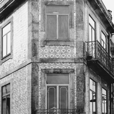 Porto şehrinin tarihi merkezinde geleneksel Portekiz cephesi bazen azulejo seramik fayanslarıyla süslenir. Siyah beyaz fotoğraf