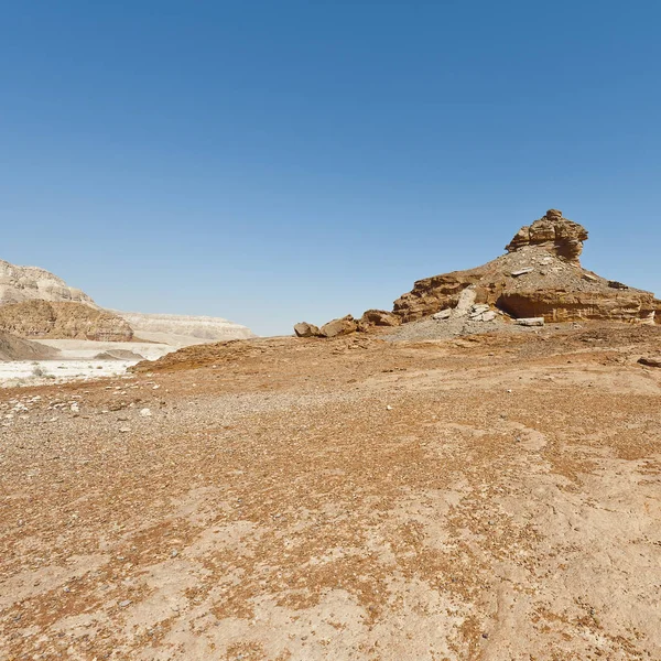 イスラエルのネゲヴ砂漠の岩の多い丘の孤独と空虚さ 中東の息をのむような風景と自然 — ストック写真