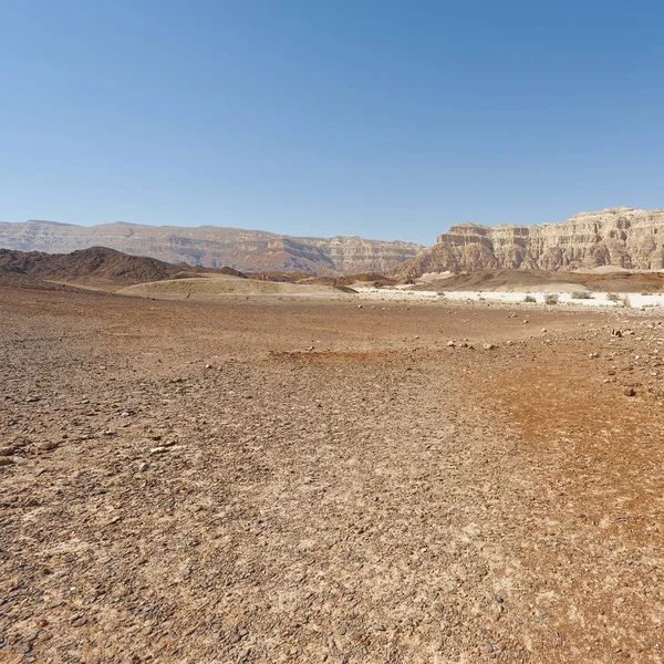 イスラエルのネゲヴ砂漠の岩の多い丘の孤独と空虚さ 中東の息をのむような風景と自然 — ストック写真