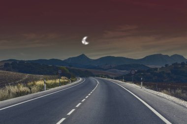 Ay ışığında hasat sonra alanlarındaki İspanya arasındaki asfalt yol. Nefes kesici manzara ve doğa İber Yarımadası'nın