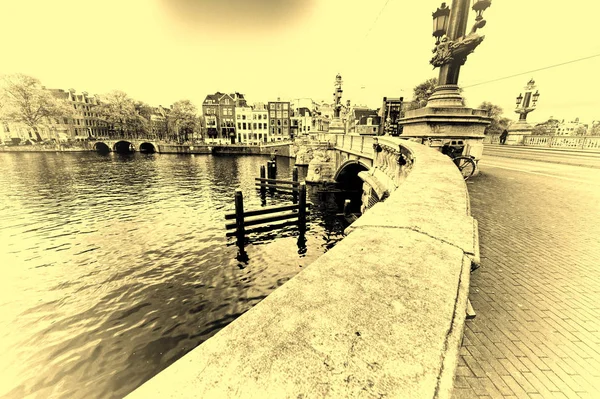 Most Amsterdamu Typické Místní Architektury Nábřeží Historickém Centru Amsterdamu Nizozemsku — Stock fotografie