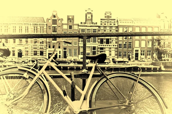 Street View Roweru Zaparkowany Nasyp Historycznym Centrum Amsterdamu Holandii Stonowanych — Zdjęcie stockowe