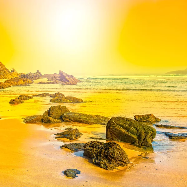Playa Portuguesa Del Océano Atlántico Niebla Mañana Amanecer Impresionante Paisaje —  Fotos de Stock